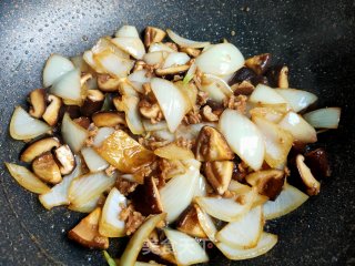洋葱香菇炒肉末的做法步骤：18