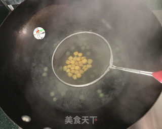 网红海鲜沙拉炒面的做法步骤：6
