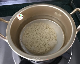 网红海鲜沙拉炒面的做法步骤：9