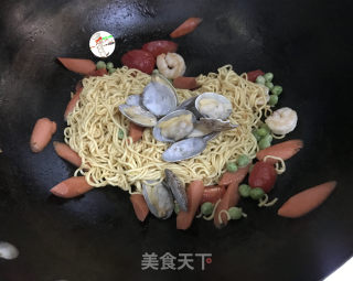 网红海鲜沙拉炒面的做法步骤：13