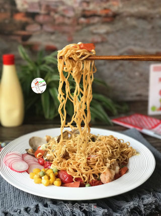 网红海鲜沙拉炒面的做法步骤：16