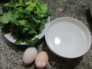 芹菜叶蒸鸡蛋的做法步骤：1