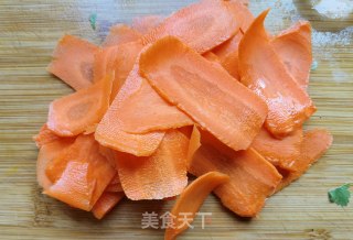 胡萝卜蒜苗炒鸡蛋的做法步骤：2