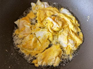 胡萝卜蒜苗炒鸡蛋的做法步骤：6