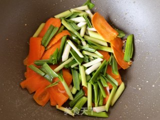胡萝卜蒜苗炒鸡蛋的做法步骤：8