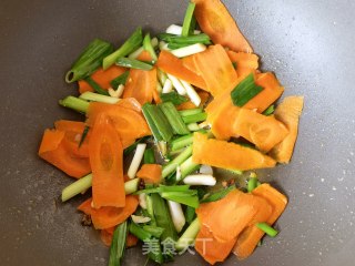 胡萝卜蒜苗炒鸡蛋的做法步骤：9