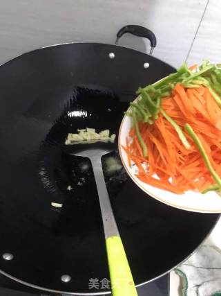 青椒炒胡萝卜丝的做法步骤：2