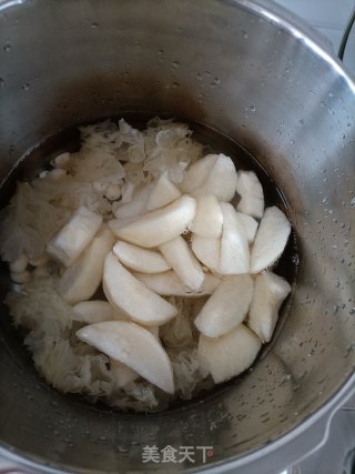 银耳雪梨莲子羹的做法步骤：4