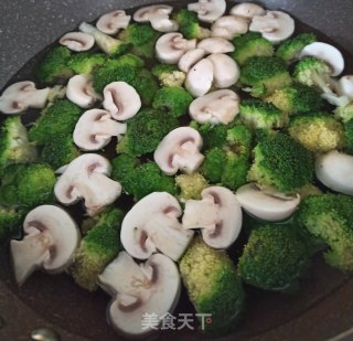 西兰花烩蘑菇的做法步骤：2