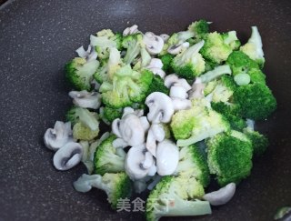 西兰花烩蘑菇的做法步骤：3