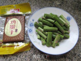 鸡蛋干拌芦笋的做法步骤：1