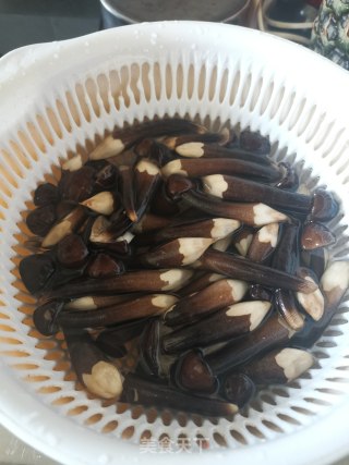 鸡枞菌排骨汤的做法步骤：1