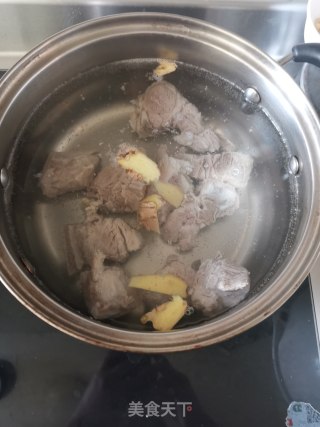 鸡枞菌排骨汤的做法步骤：2