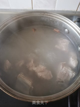 鸡枞菌排骨汤的做法步骤：3