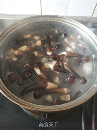 鸡枞菌排骨汤的做法步骤：4