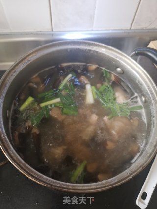 鸡枞菌排骨汤的做法步骤：5