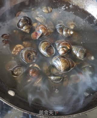 韭菜炒田螺肉的做法步骤：1