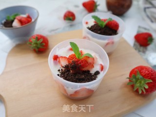 草莓牛奶布丁❗️饭后自制小甜品的做法步骤：1