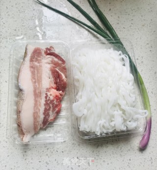 肉片炒粉的做法步骤：1
