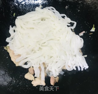 肉片炒粉的做法步骤：3