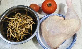 黄花菜烧鸡的做法步骤：1