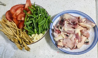 黄花菜烧鸡的做法步骤：2