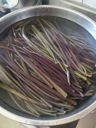 蕨菜干炒麻辣肠的做法步骤：3