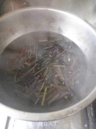蕨菜干炒麻辣肠的做法步骤：6