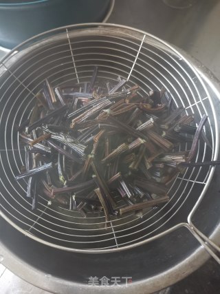 蕨菜干炒麻辣肠的做法步骤：7
