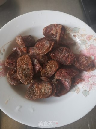 蕨菜干炒麻辣肠的做法步骤：9