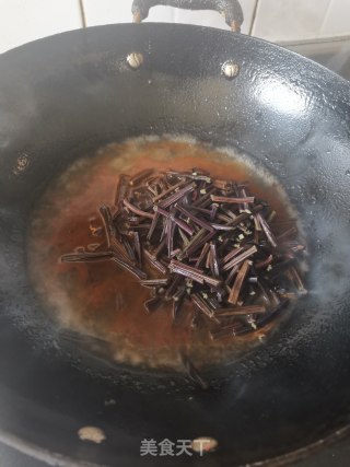 蕨菜干炒麻辣肠的做法步骤：10