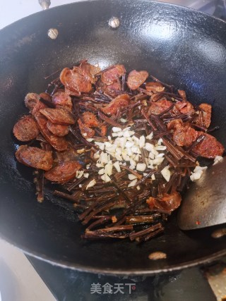 蕨菜干炒麻辣肠的做法步骤：12