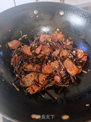 蕨菜干炒麻辣肠的做法步骤：13