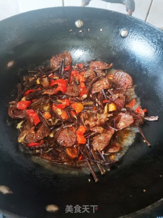 蕨菜干炒麻辣肠的做法步骤：15