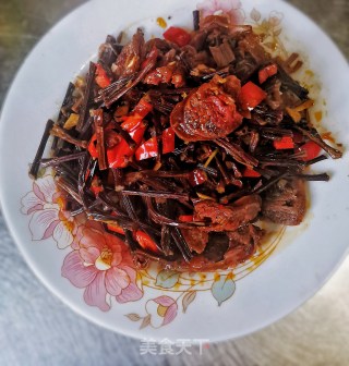 蕨菜干炒麻辣肠的做法步骤：16