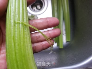 西芹草莓沙拉的做法步骤：3