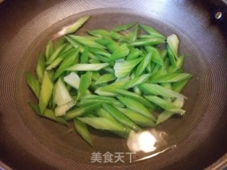 西芹草莓沙拉的做法步骤：6