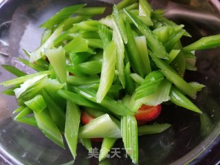 西芹草莓沙拉的做法步骤：8