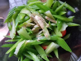西芹草莓沙拉的做法步骤：11