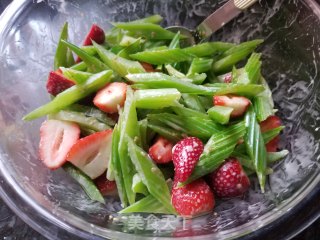 西芹草莓沙拉的做法步骤：12