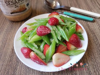 西芹草莓沙拉的做法步骤：13