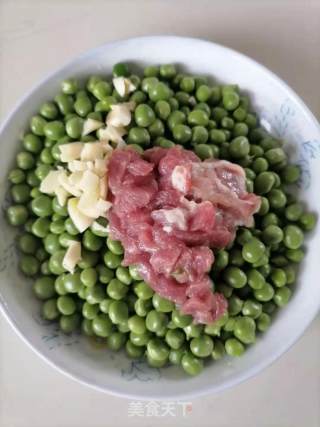 肉丝炒豌豆的做法步骤：1