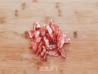腊肠手撕包菜的做法步骤：1
