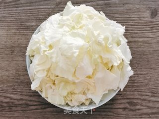 腊肠手撕包菜的做法步骤：2