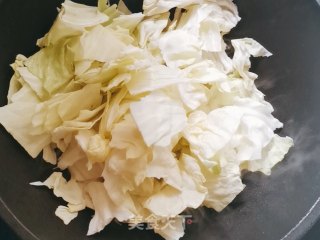 腊肠手撕包菜的做法步骤：3