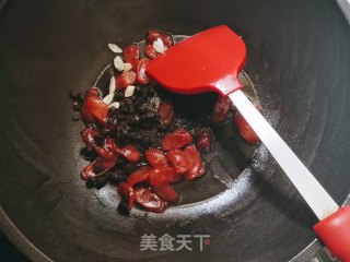 腊肠手撕包菜的做法步骤：5