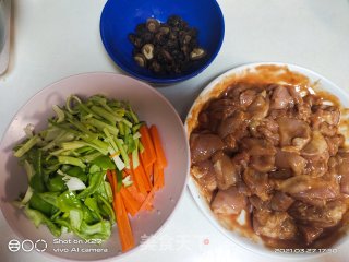 青椒芹菜炒鸡肉的做法步骤：3