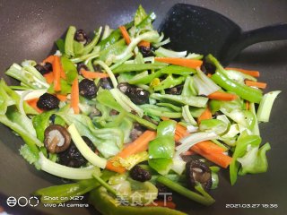 青椒芹菜炒鸡肉的做法步骤：6
