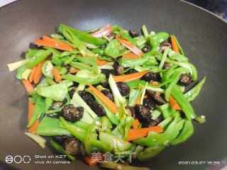 青椒芹菜炒鸡肉的做法步骤：7