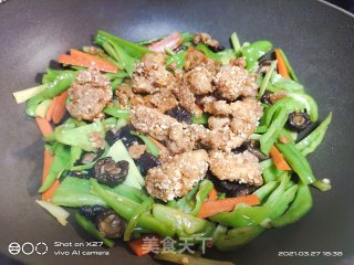 青椒芹菜炒鸡肉的做法步骤：8